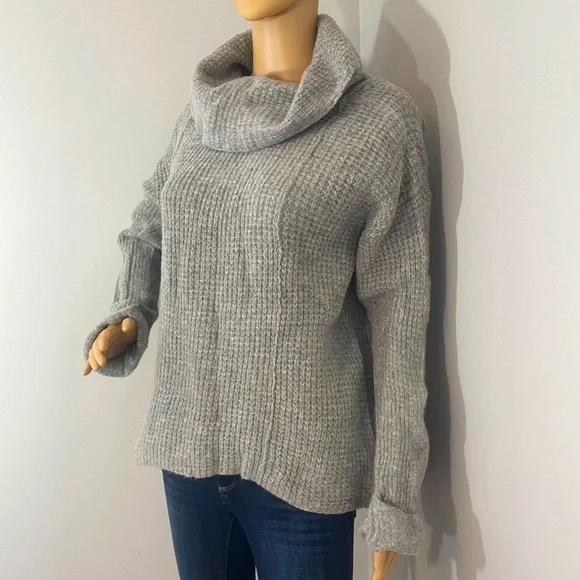 Free People 100% Wool Gray Cowl Neck Sweater Size Small - Picture 2 of 8